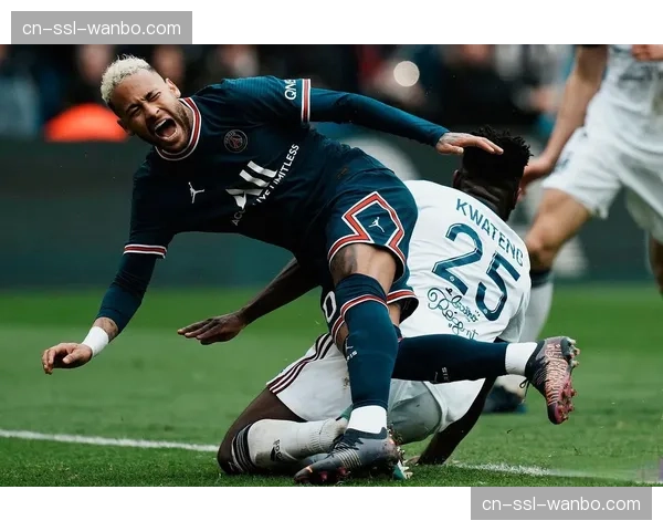 官方：曼联前锋霍伊伦因腿筋伤势将缺席六周，赛季报销