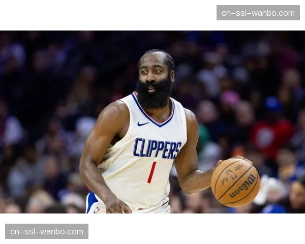 猛龙对哈登实施激进包夹策略：弧顶持球即双人夹击